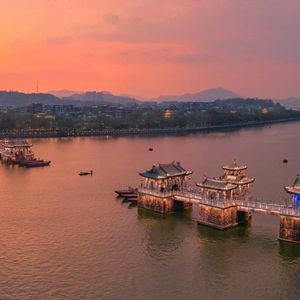 胸大美女乳头大高朝版
